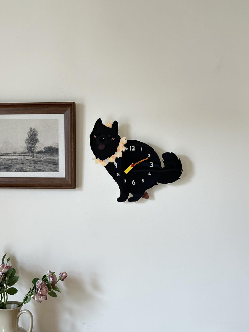 Tusong (Chinese Spitz) pendulum wall clock in a home setting 2